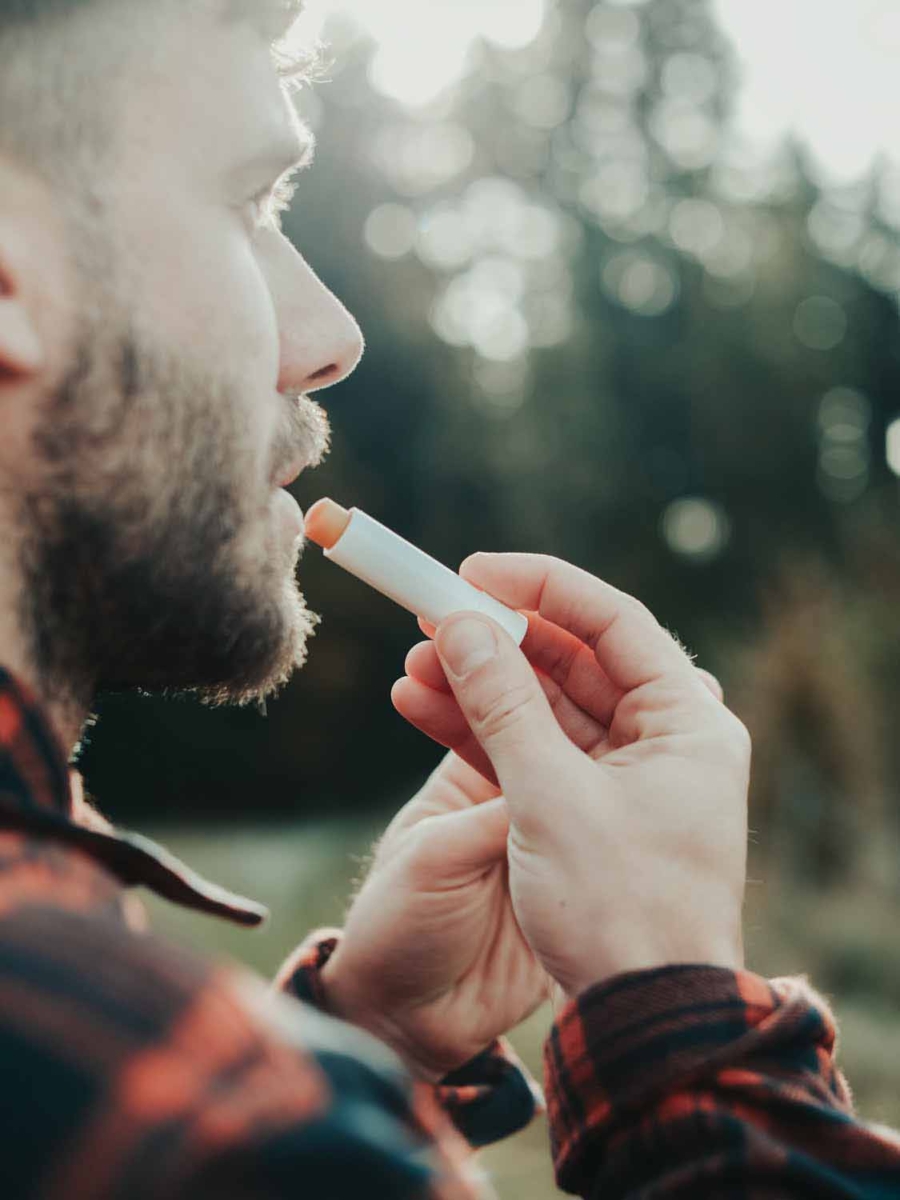 Nordic Oil veganske CBD læbepomade anvendt af en mand